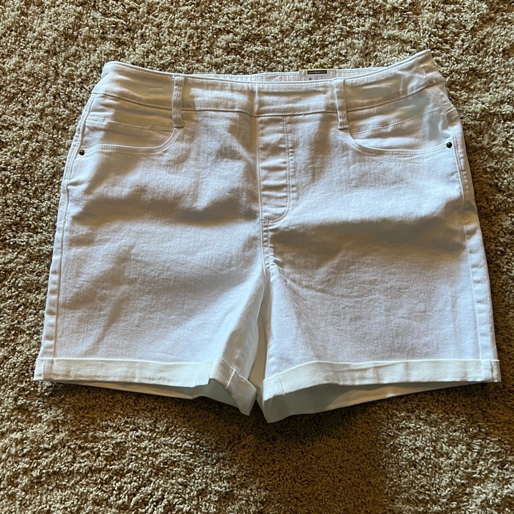 Time and Tru pull on white denim shorts. Size 12/14. New with tags.